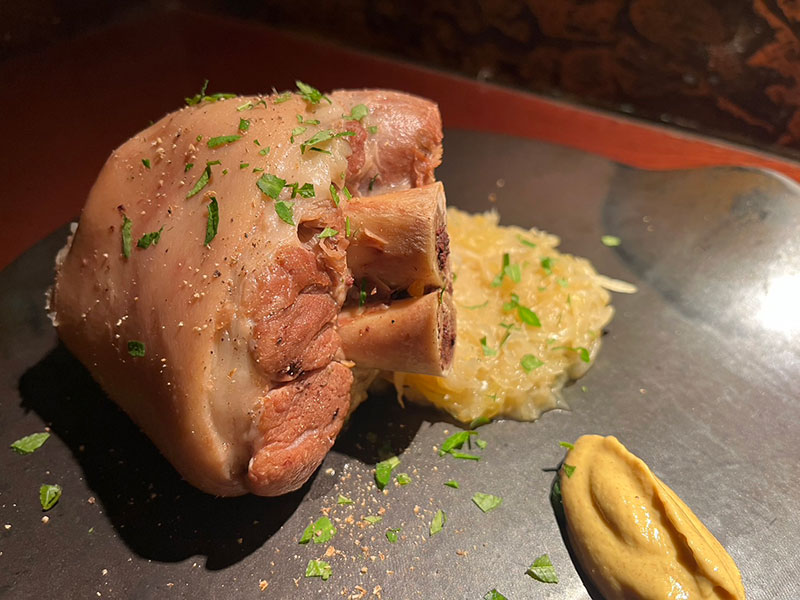 豚スネ肉のアルザス風（アイスバイン）Sサイズ 1,200円／Lサイズ 1,500円